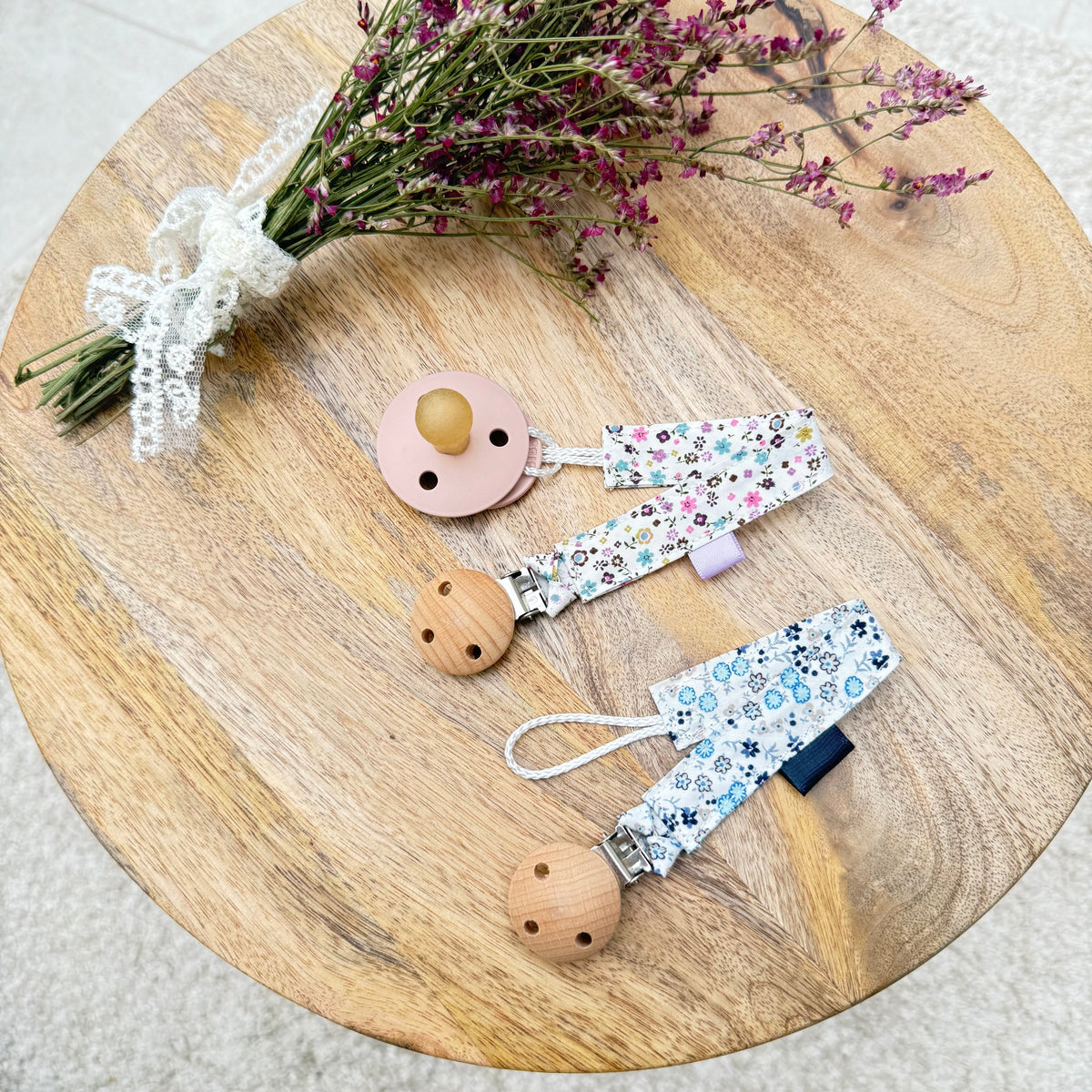 Lot de 2 Attaches Tétines en Tissu fleuri - Clips Bois - Oeko-Tex
