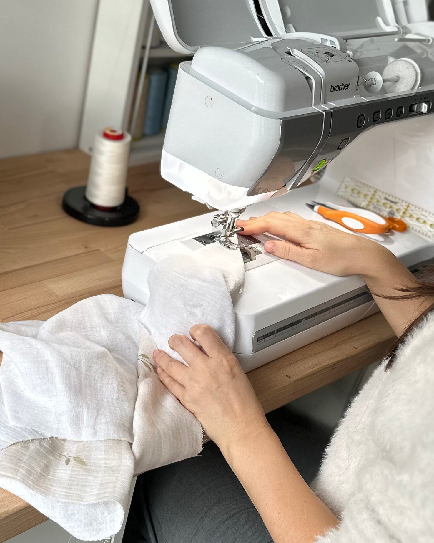 image de couturière en train de personnaliser un produit