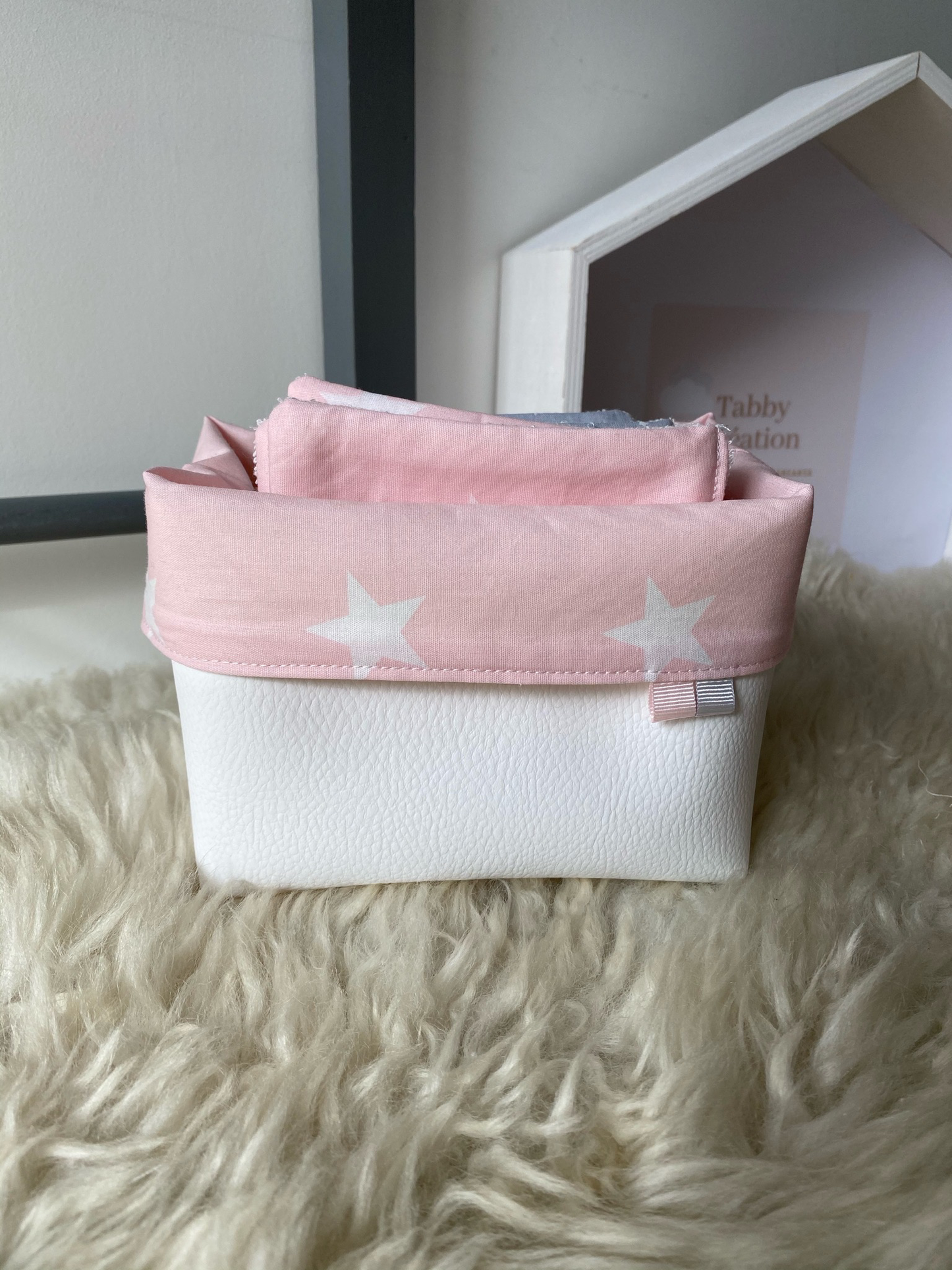 Panier avec 12 lingettes démaquillantes lavables Etoiles.