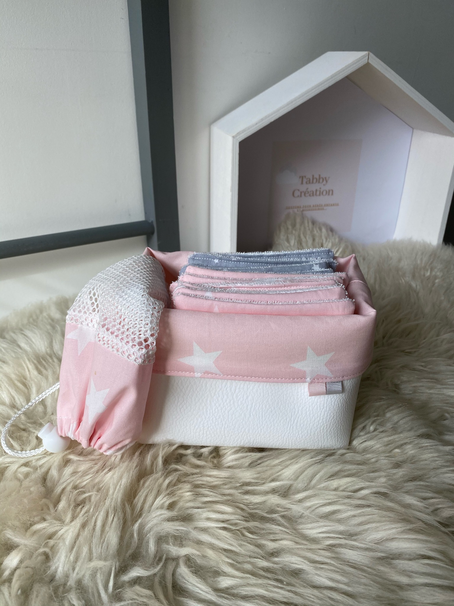 Panier avec 12 lingettes démaquillantes lavables Etoiles.