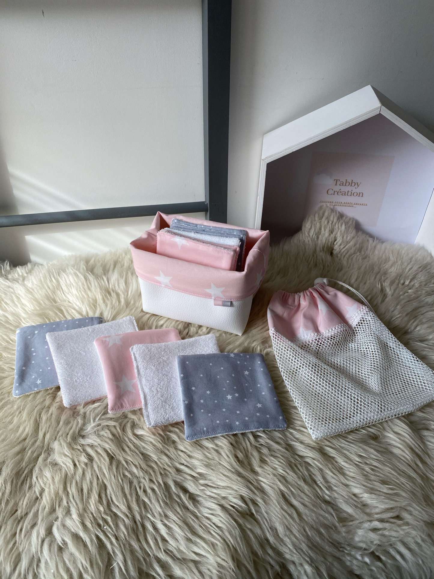 Panier avec 12 lingettes démaquillantes lavables Etoiles.