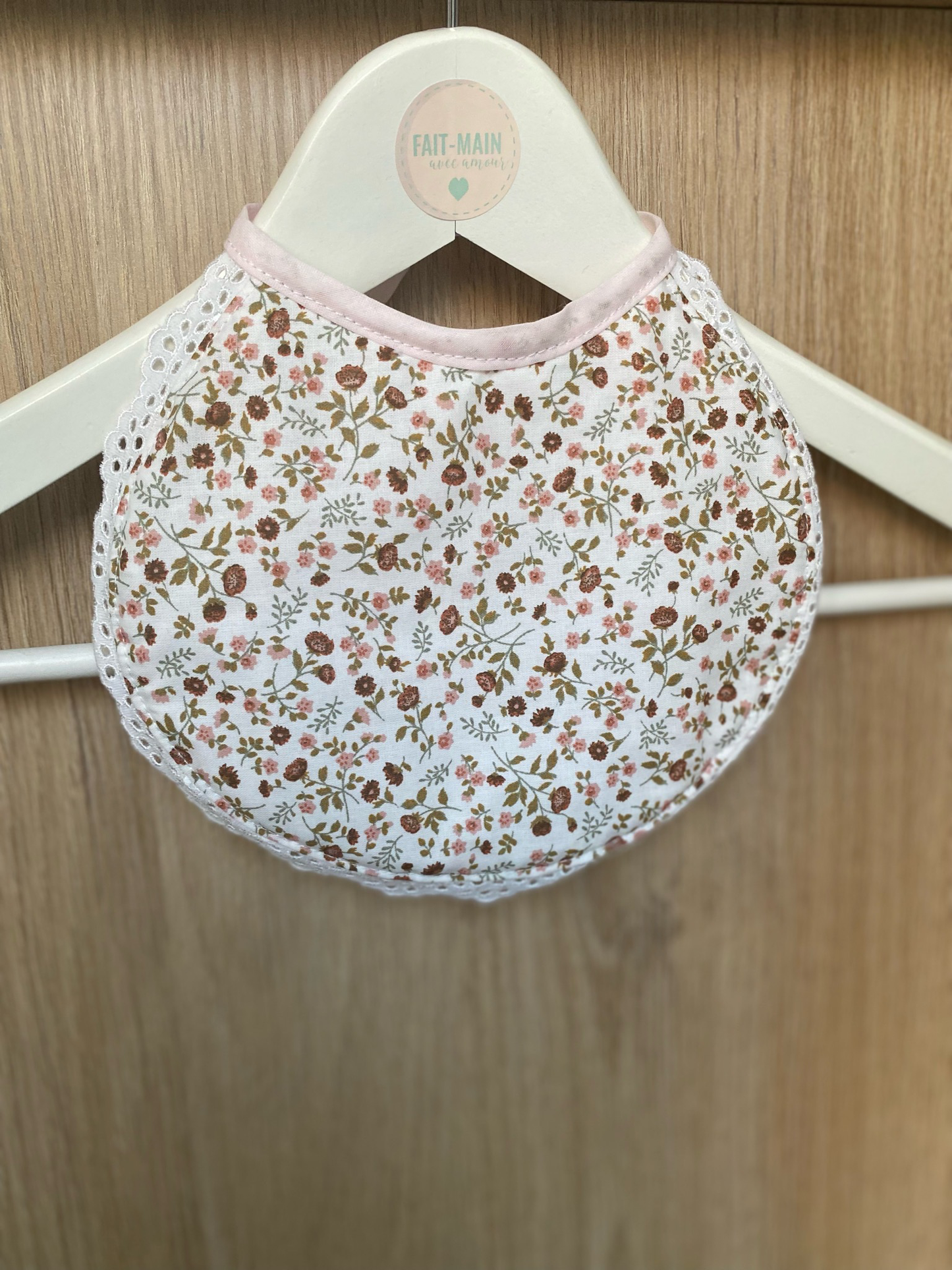 Bavoir rond bébé à fleurs