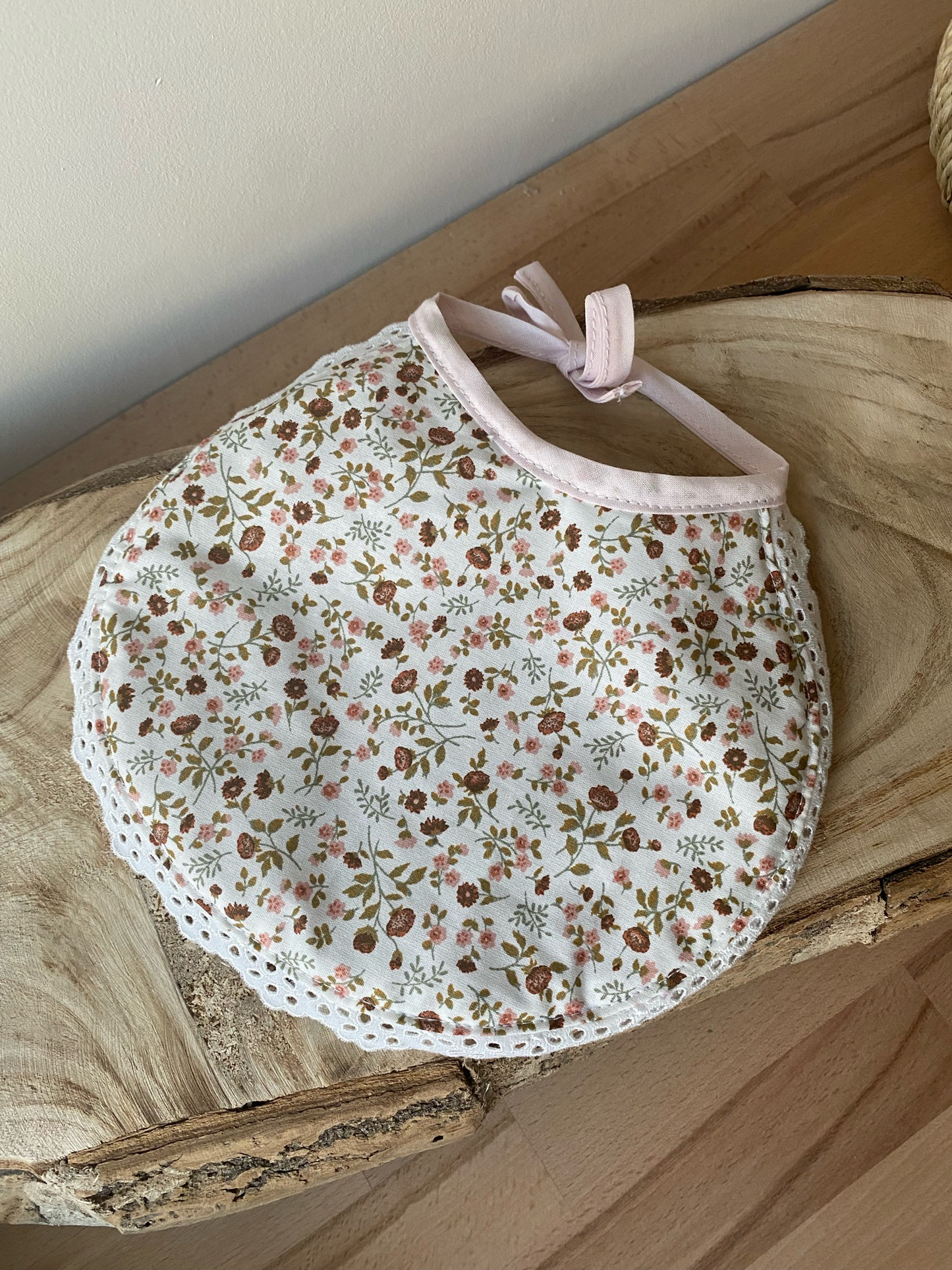 Bavoir rond bébé à fleurs