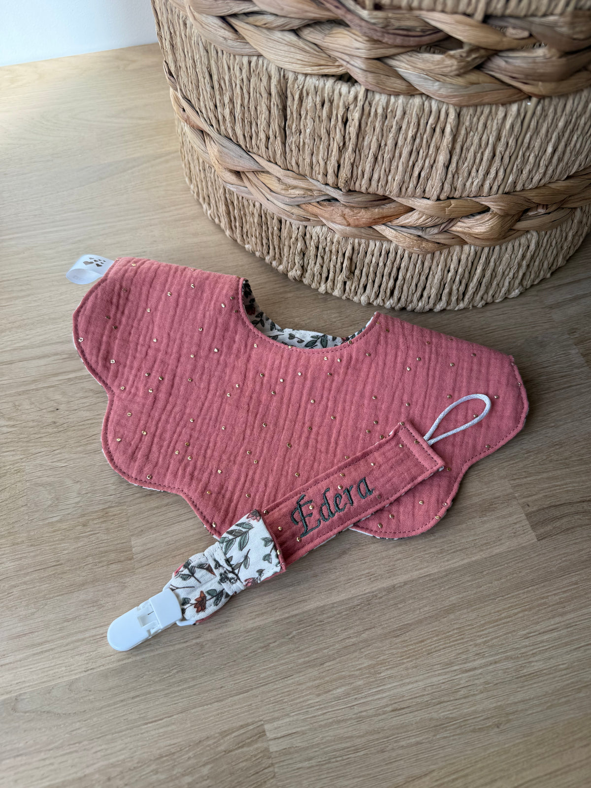 Coffret Cadeau Naissance - Bavoir Fleur + Attache Tétine Personnalisé