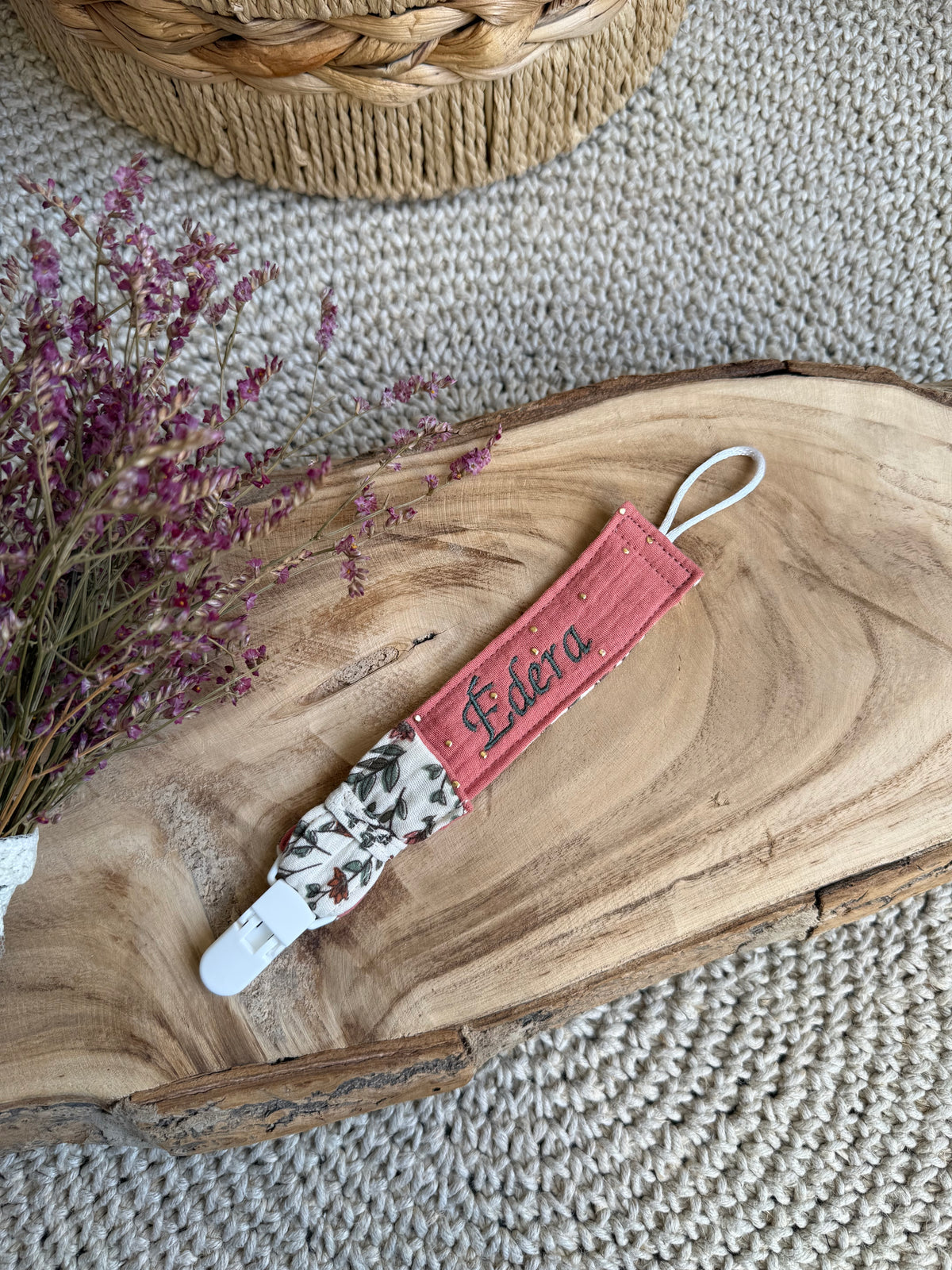 Coffret Cadeau Naissance - Bavoir Fleur + Attache Tétine Personnalisé