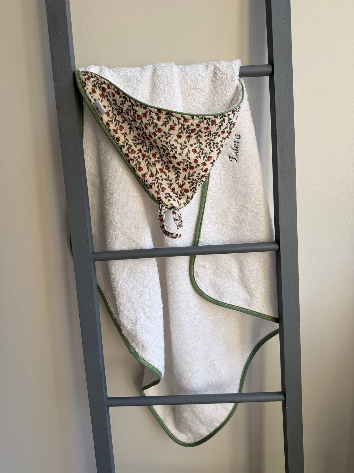 Cape de bain bébé en gaze de coton fleurie et gant assorti