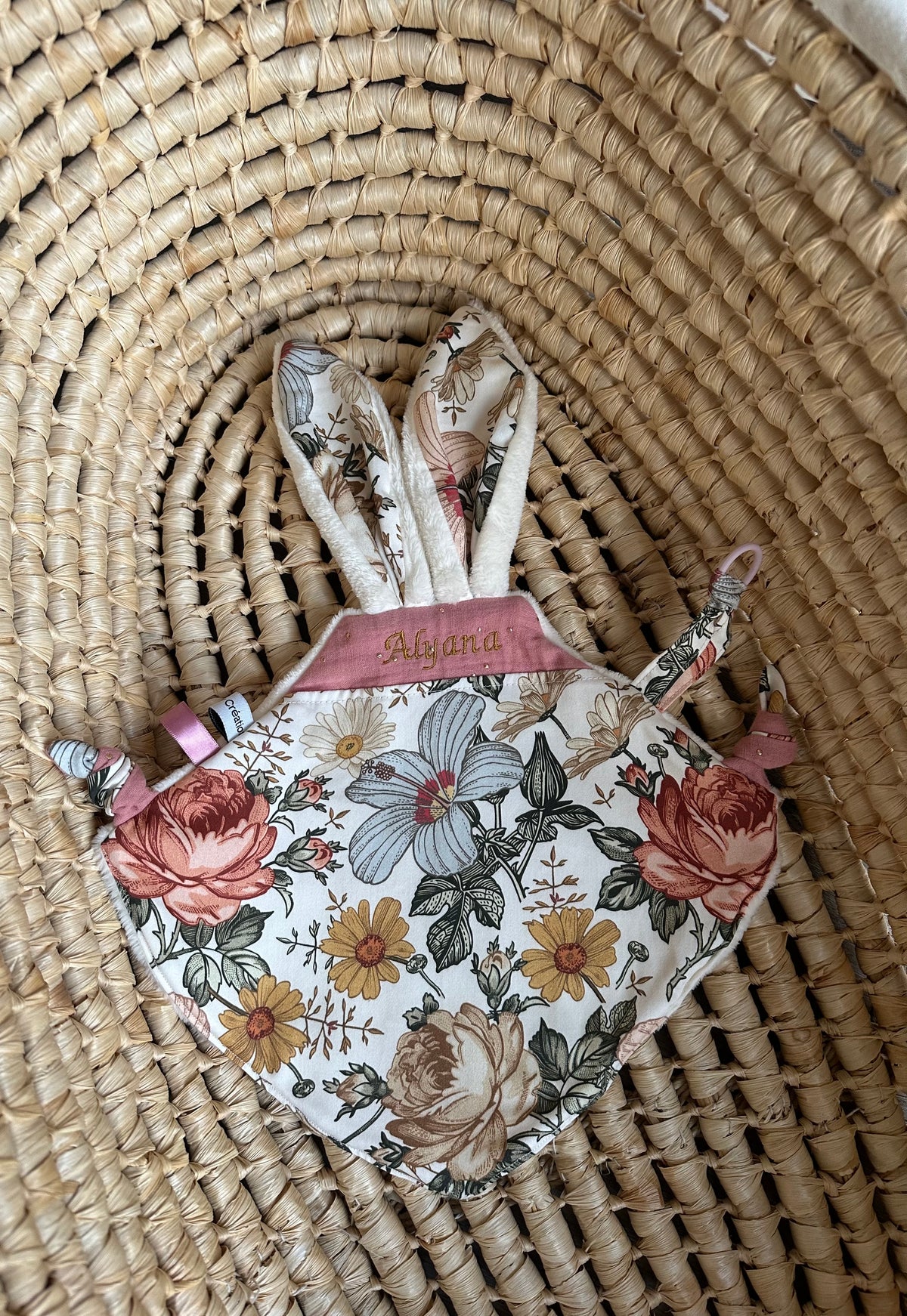 Doudou Bébé Oreilles de Lapin Plat + Attache Tétine - Personnalisable