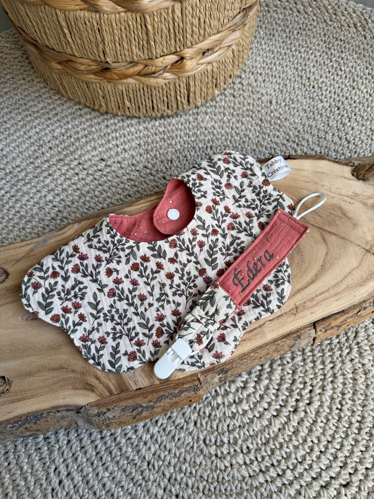 Coffret Cadeau Naissance - Bavoir Fleur + Attache Tétine Personnalisé