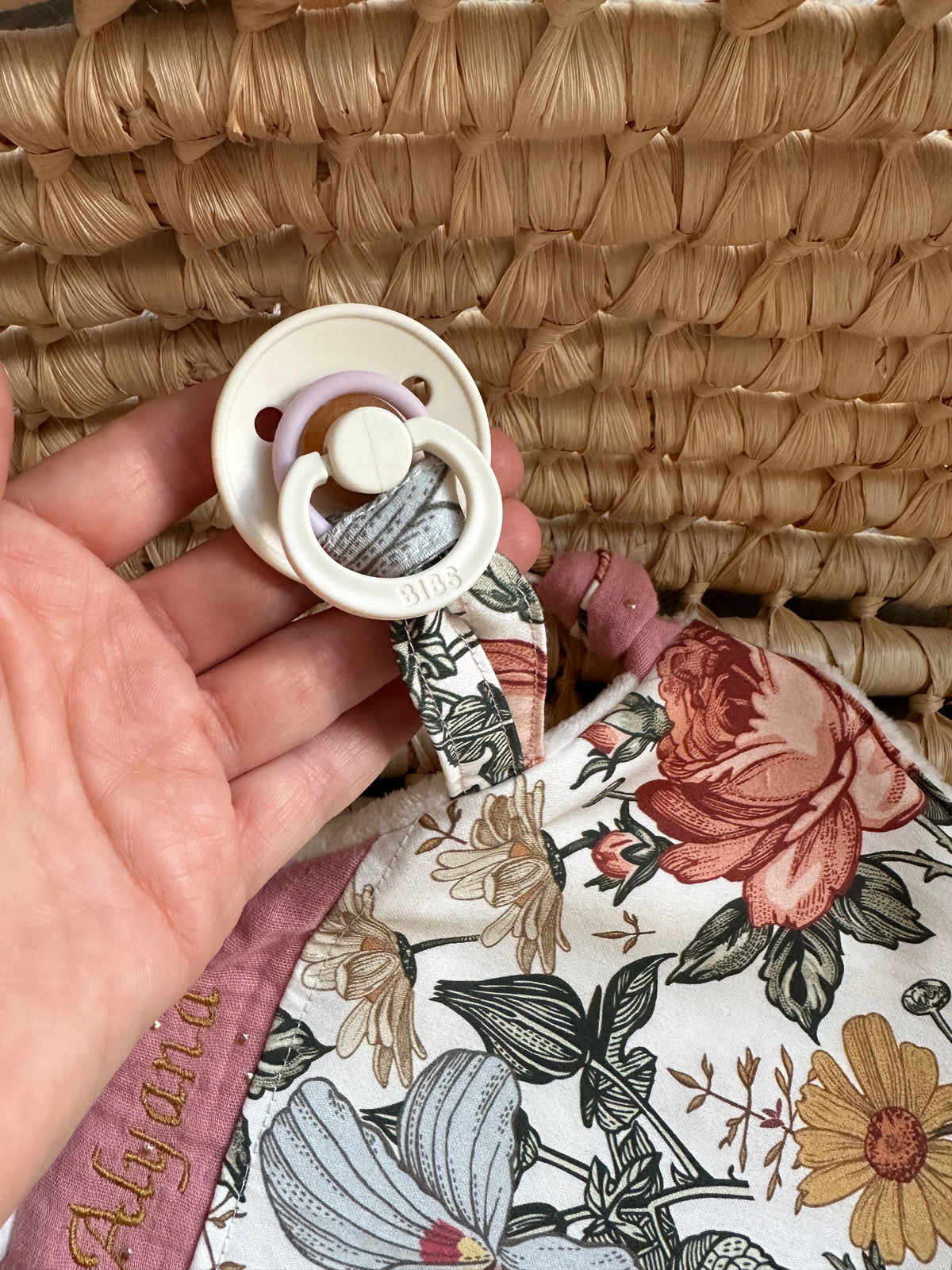Doudou Bébé Oreilles de Lapin Plat + Attache Tétine - Personnalisable