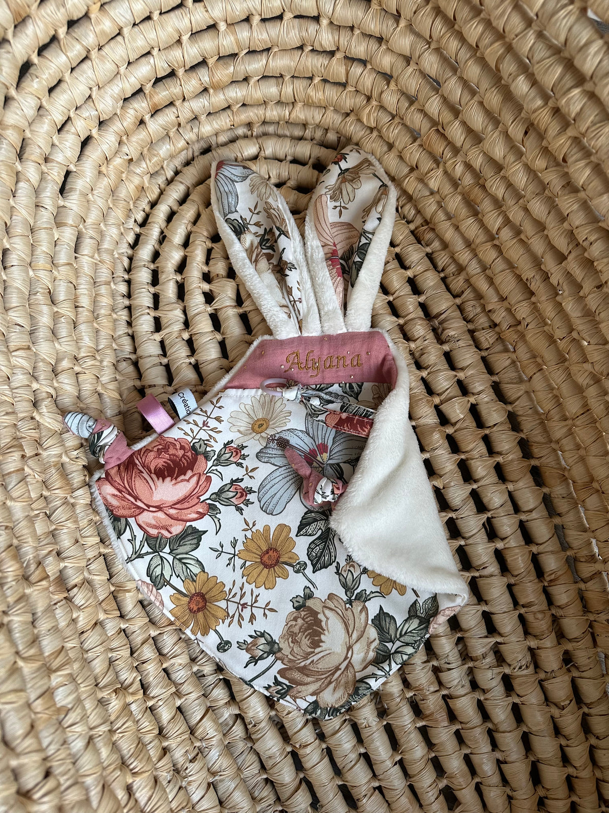 Doudou Bébé Oreilles de Lapin Plat + Attache Tétine - Personnalisable