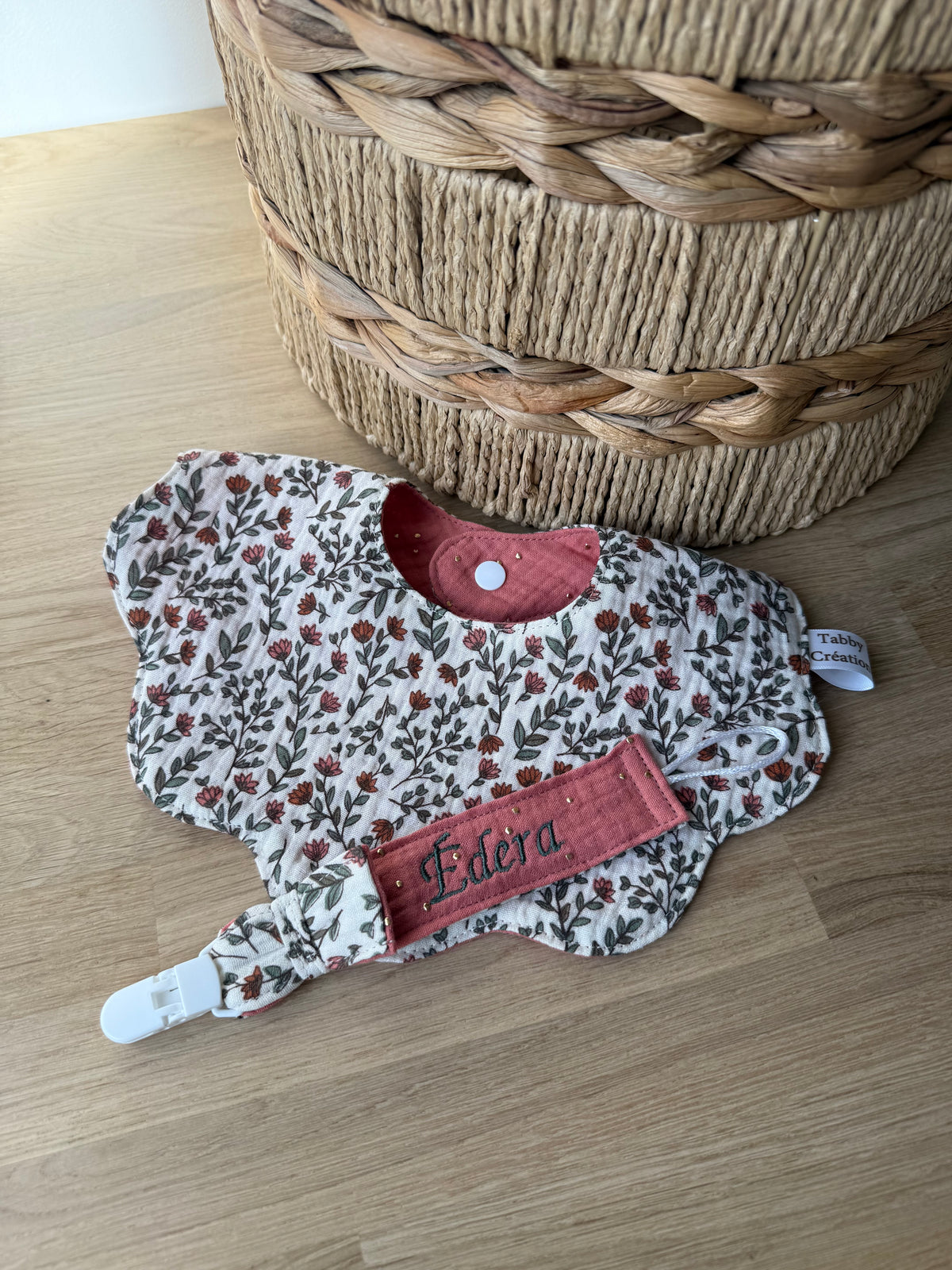Coffret Cadeau Naissance - Bavoir Fleur + Attache Tétine Personnalisé