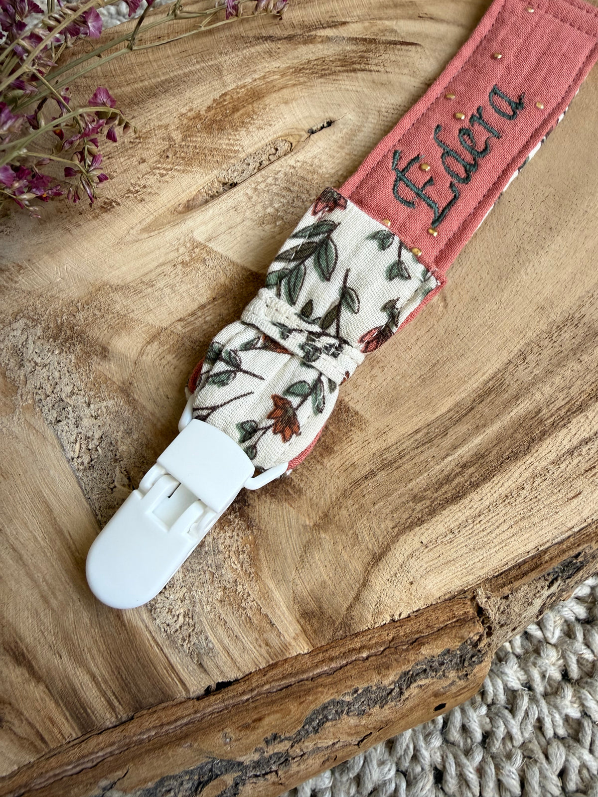 Coffret Cadeau Naissance - Bavoir Fleur + Attache Tétine Personnalisé