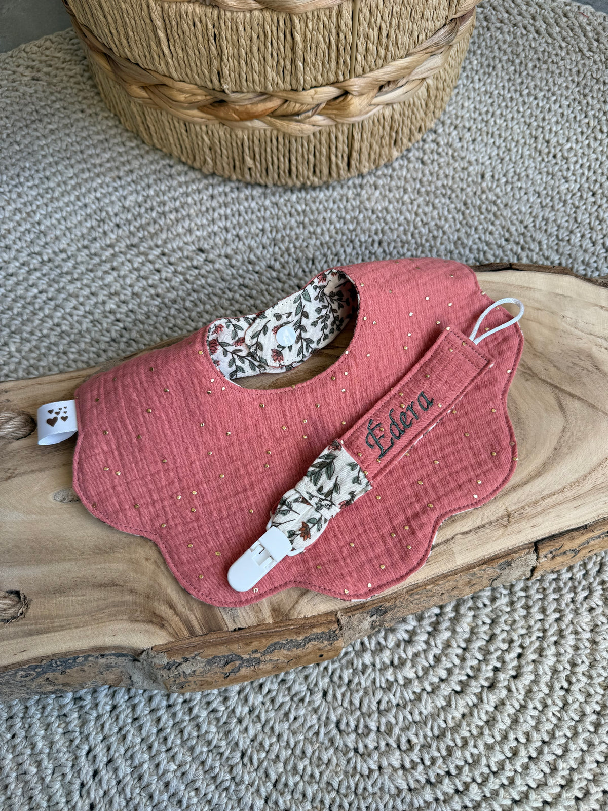 Coffret Cadeau Naissance - Bavoir Fleur + Attache Tétine Personnalisé